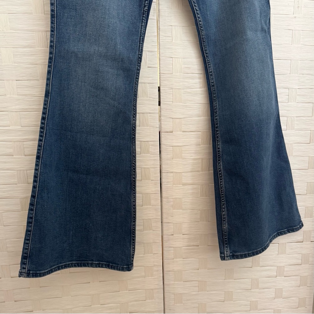Abercrombie & Fitch The Flare Ultra High Rise Medium‎ Wash Jean Size 30/10R - Picture 4 of 14